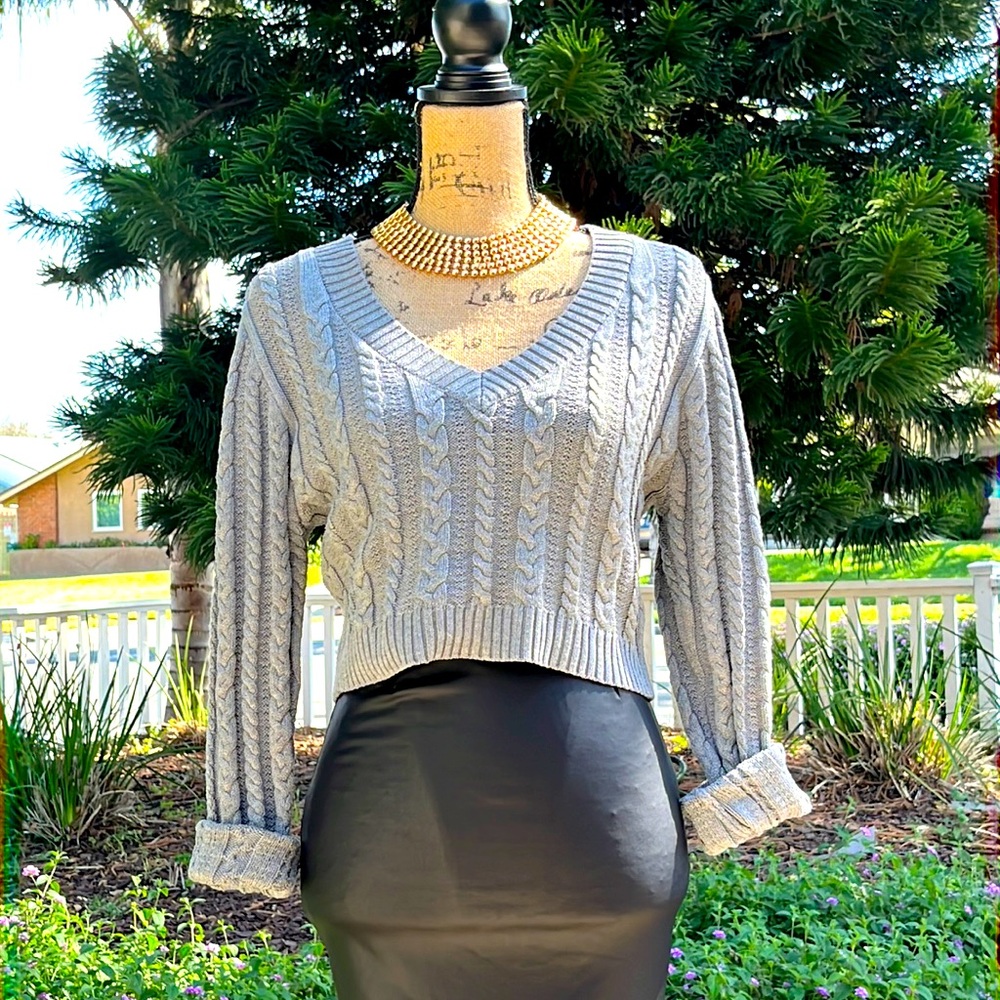 π₯π₯ V-Neck Long sleeve cropped sweater